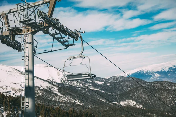 Impianti di risalita nella giornata invernale — Foto Stock