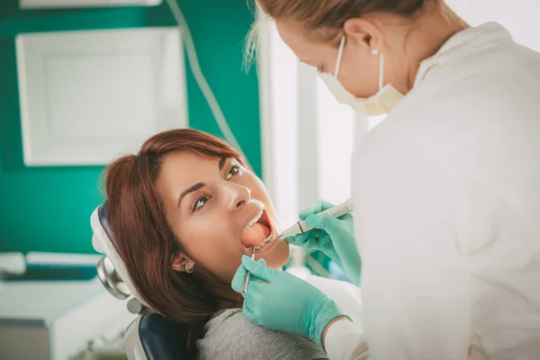 Femme au cabinet du dentiste — Photo