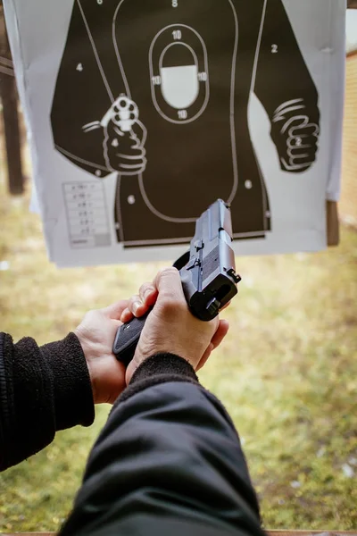 Hombre cargando pistola —  Fotos de Stock