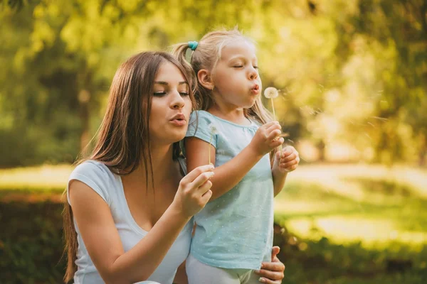 Meisje en moeder plezier buitenshuis — Stockfoto