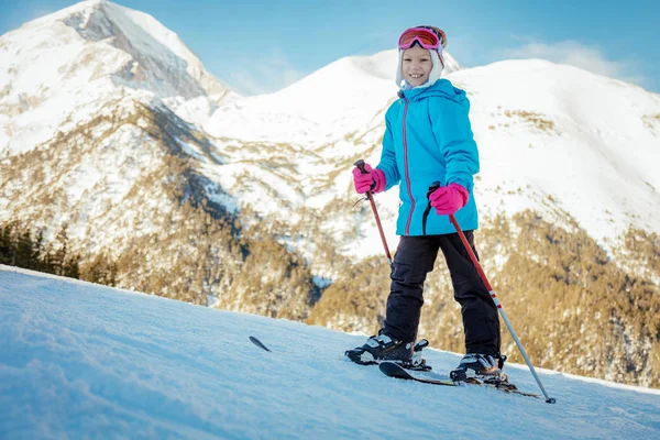 Niña en la pista de esquí — Foto de Stock