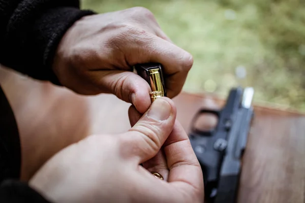 Man laddar Gun — Stockfoto