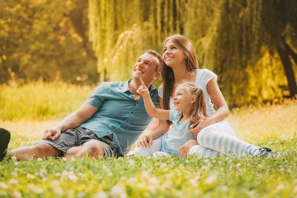 Glückliche Familie im Park — Stockfoto