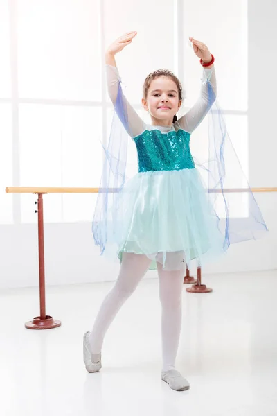 Mała baletnica w studio — Zdjęcie stockowe