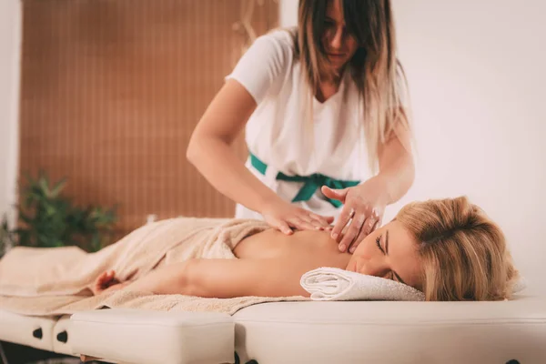 Donna avendo massaggio in spa — Foto Stock