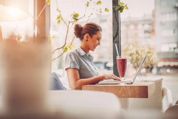 Geschäftsfrau arbeitet in einem Café — Stockfoto