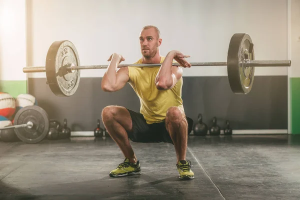 Crossfit προπόνηση στο γυμναστήριο — Φωτογραφία Αρχείου