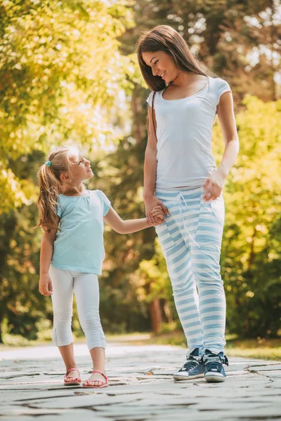 Chica y mamá divertirse al aire libre — Foto de Stock