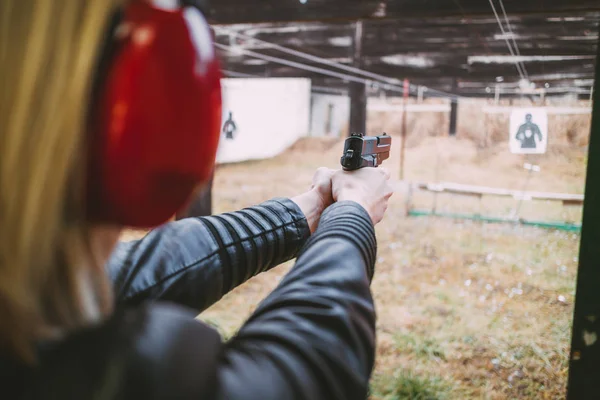 Frau schießt mit Waffe — Stockfoto