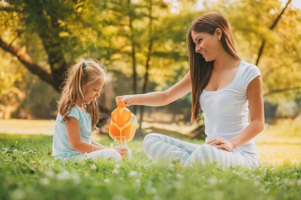 Mutter und Tochter erfrischen sich in der Natur — Stockfoto