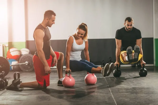 Crossfit тренировки в тренажерном зале — стоковое фото