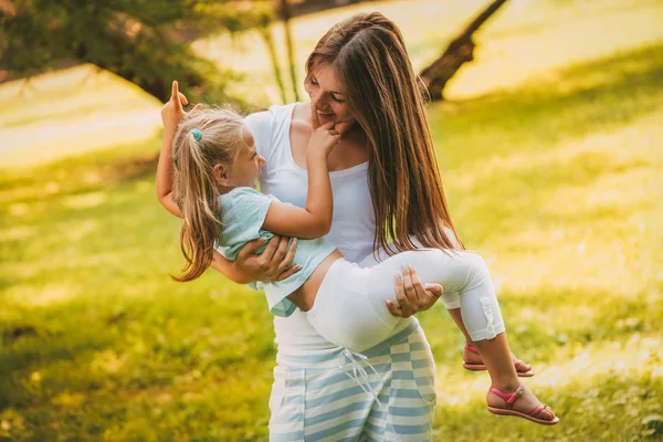 Tjej och mamma ha kul utomhus — Stockfoto