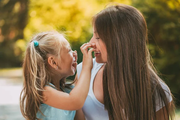 Kız ve anne açık havada eğleniyor