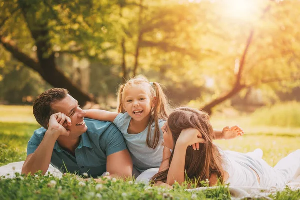 Счастливая семья в парке — стоковое фото