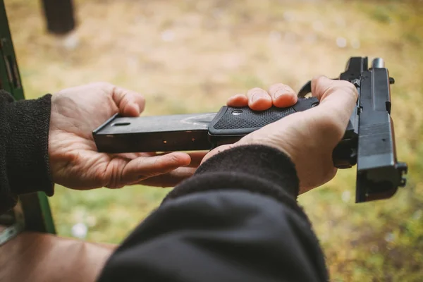 Man laddar Gun — Stockfoto