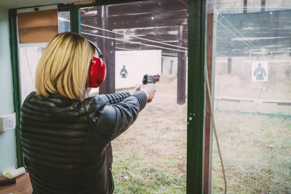 Frau schießt mit Waffe — Stockfoto