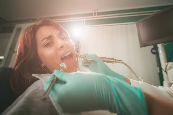 Femme au cabinet du dentiste — Photo