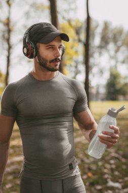 Doğada egzersiz genç adam