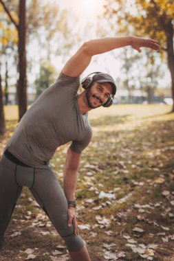 Doğada egzersiz genç adam