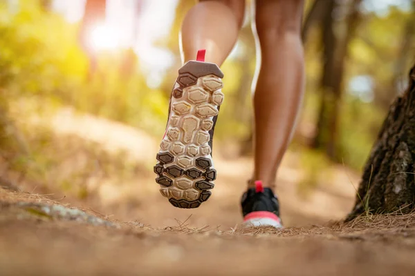 Frau joggt im Sommer im Wald — Stockfoto