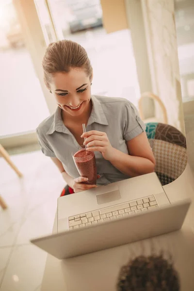 Frau arbeitet in einem Café — Stockfoto