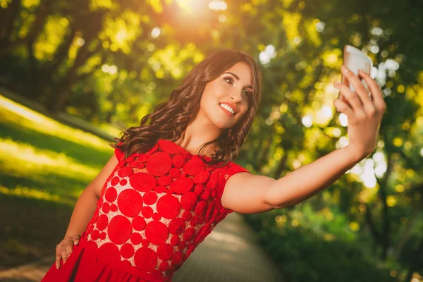 Mujer en vestido rojo —  Fotos de Stock