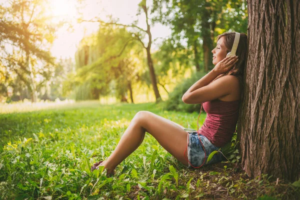 Frau hört Musik in der Natur — Stockfoto