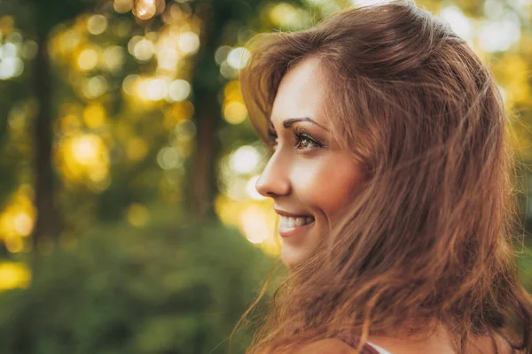 Jeune femme dans le parc — Photo