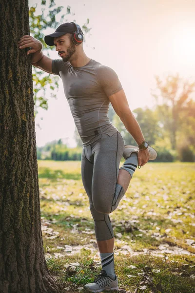 Hombre joven haciendo ejercicio en la naturaleza —  Fotos de Stock