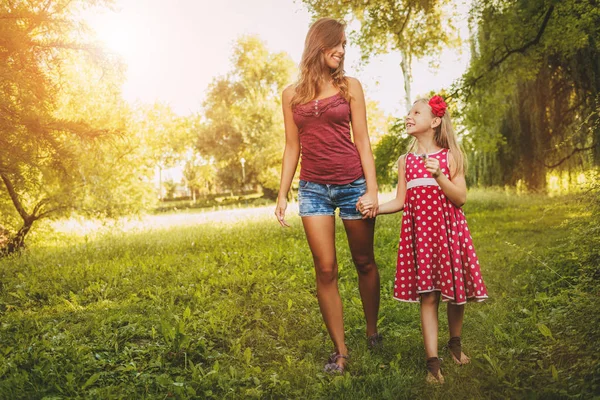 Söt liten flicka och hennes mamma — Stockfoto