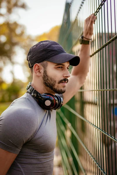 Hombre joven haciendo ejercicio en la naturaleza —  Fotos de Stock