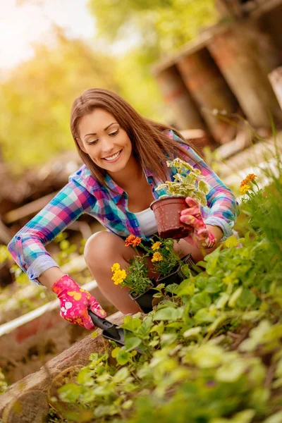 Mladý zahradník dívka — Stock fotografie