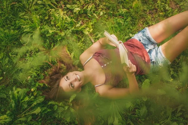 Genç kadın ile kitap Park