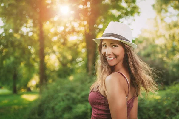 Jovem mulher no parque — Fotografia de Stock