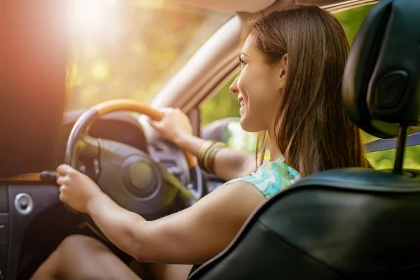 Jovem motorista feminino — Fotografia de Stock