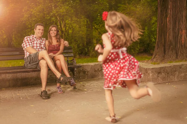 Lycklig familj i parken — Stockfoto