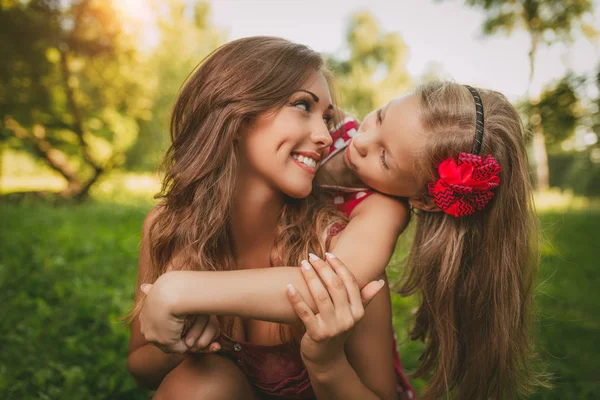 Linda niña y su mamá — Foto de Stock