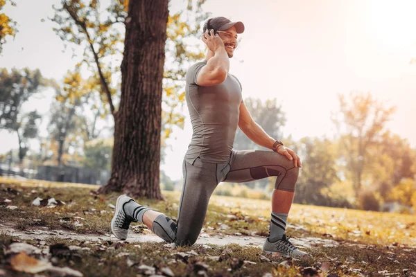 Hombre joven haciendo ejercicio en la naturaleza —  Fotos de Stock