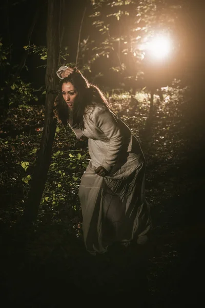 Asustada chica en el bosque — Foto de Stock