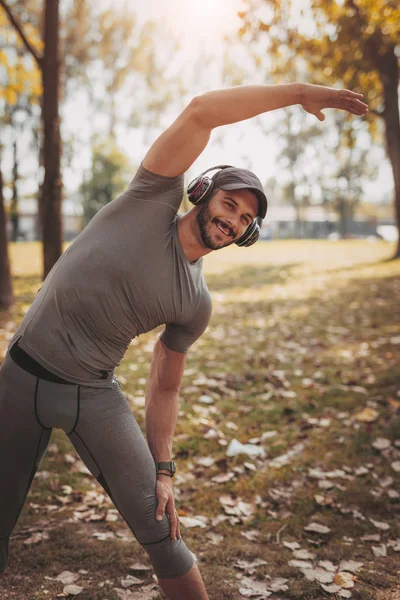 Doğada egzersiz genç adam