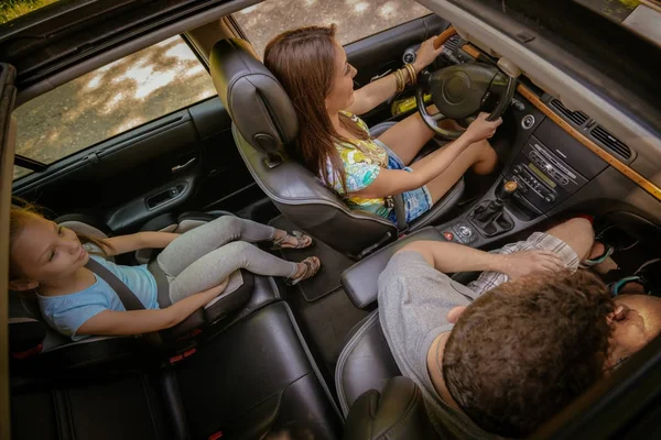 Familia en viaje en coche — Foto de Stock