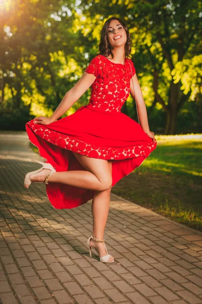 Frau im roten Kleid — Stockfoto