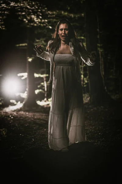 Asustada chica en el bosque — Foto de Stock