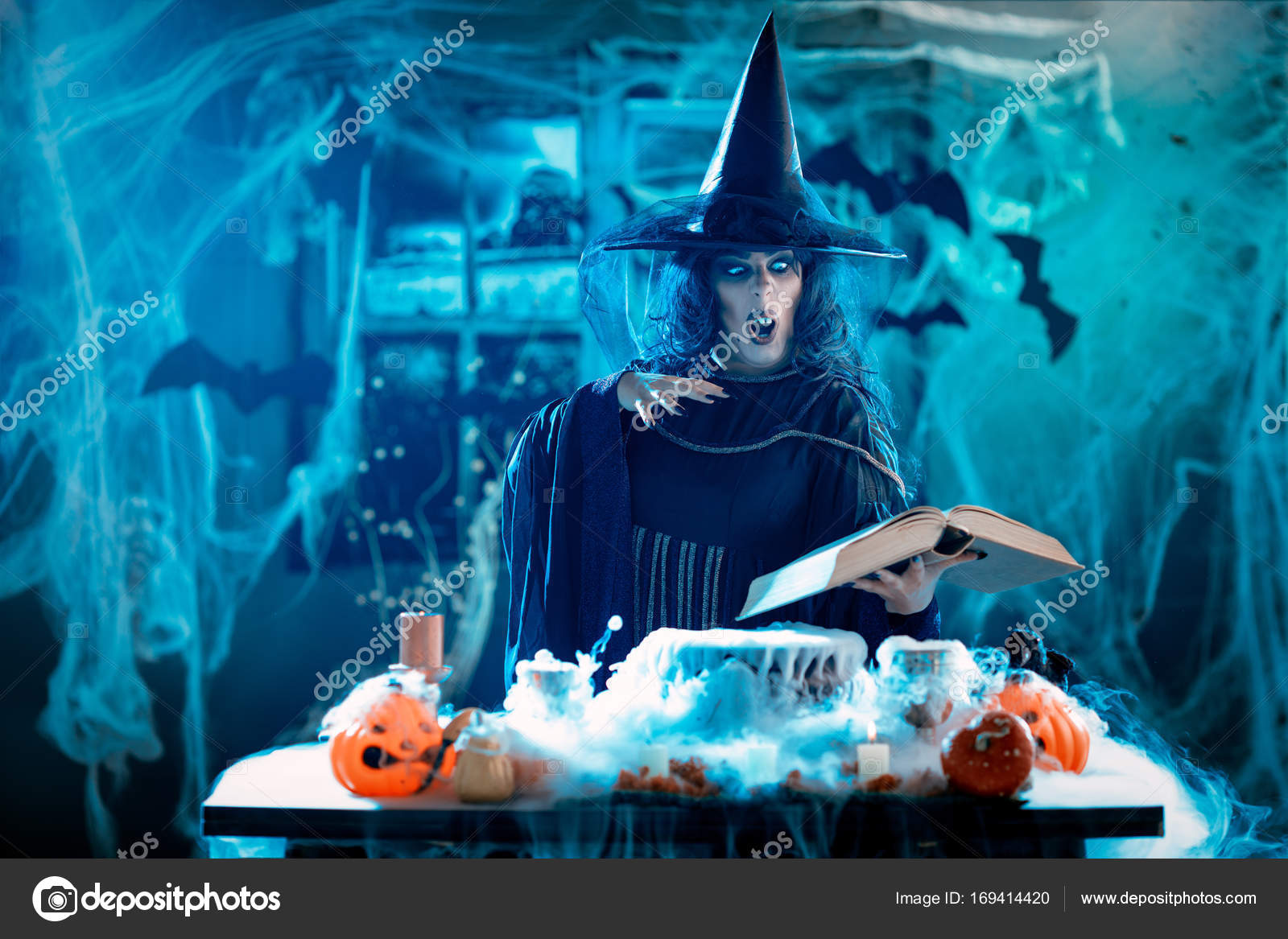 Bruxa cozinhar poção na escola de magia, encantadora imagem vetorial de  klyaksun© 479714752