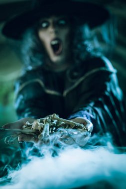 Cadı'nın elinde kemik