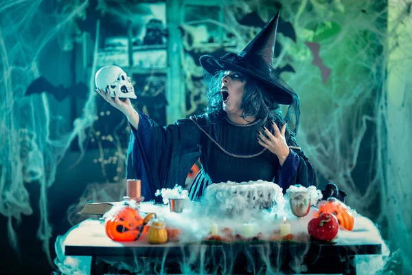 Witch Tellis palavras mágicas para crânio — Fotografia de Stock