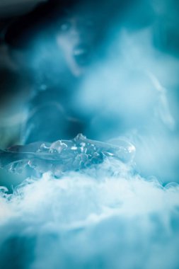 Cadı'nın elinde kemik