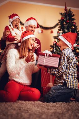 Mutlu aile Noel tatili