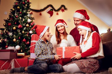 Mutlu aile Noel tatili