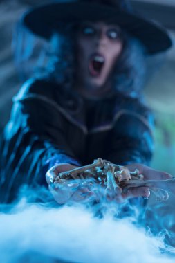 Cadı'nın elinde kemik